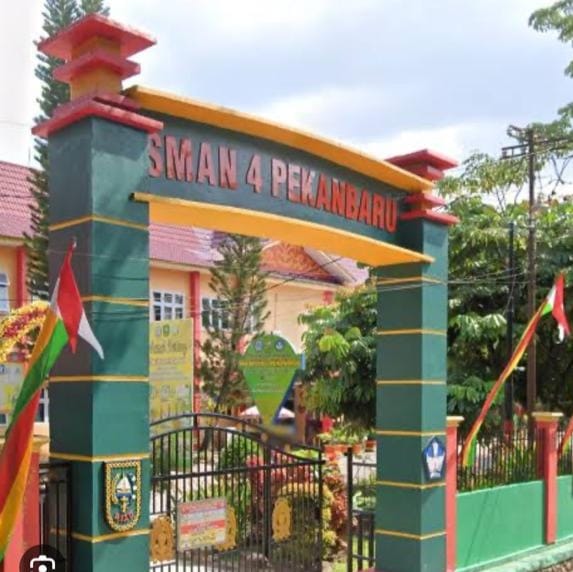 Mantan Oknum Kepsek SMAN 4 Pekanbaru, Diduga Gelapkan Uang Siswa Ratusan Juta Rupiah